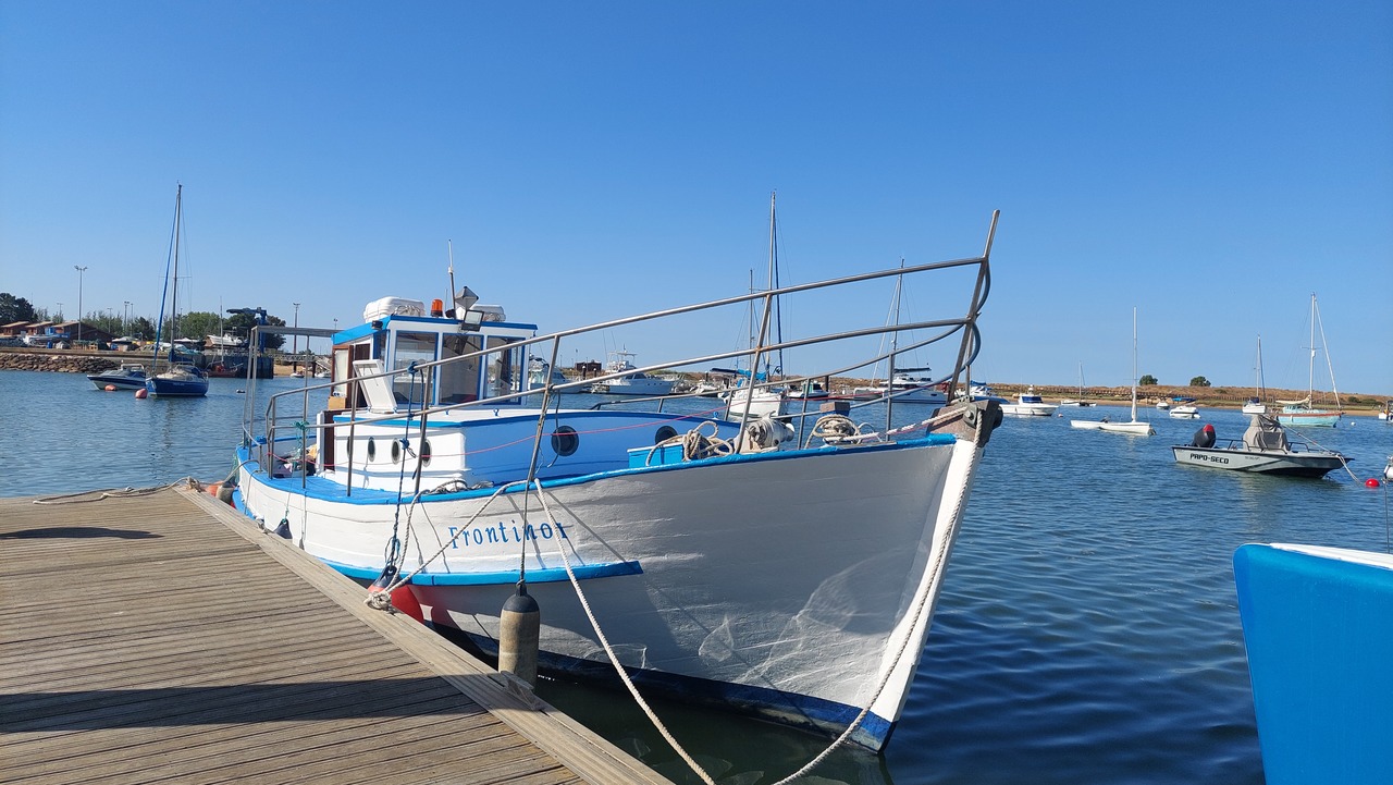 Os Passeios De Barco Que O Levam A Descobrir As Grutas E Praias