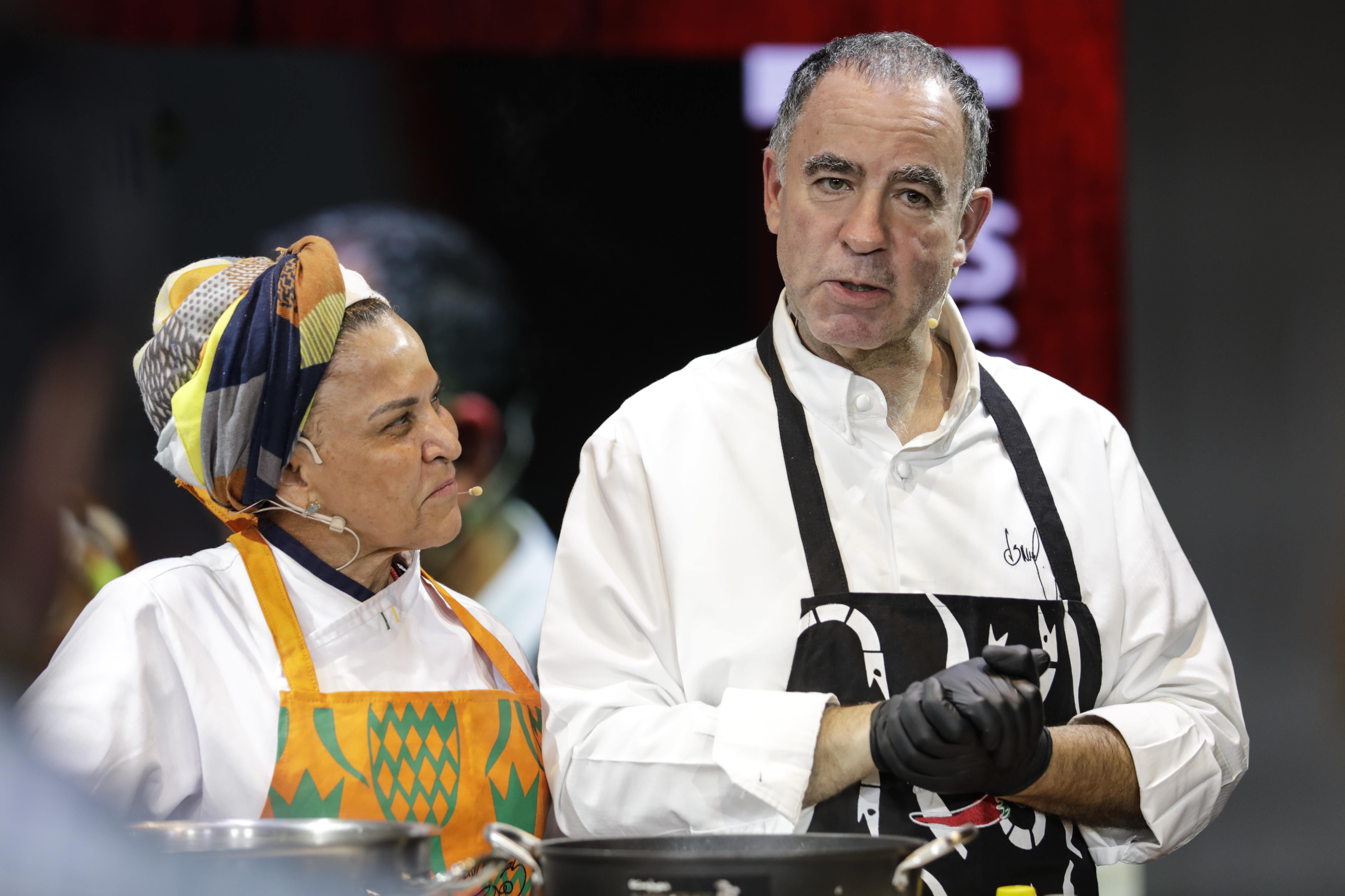 Vítor Sobral e Teresa Paim ensinam a preparar a emblemática moqueca de