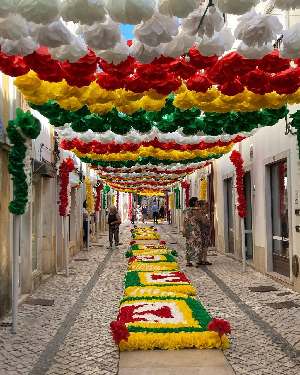 As Ruas De Tomar Encheram Se De Cor Tabuleiros E Flores As Imagens