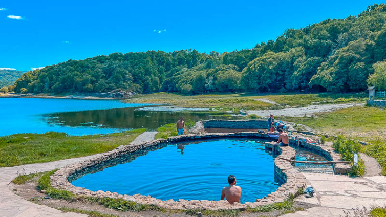 Piscinas de águas termais de Bande NiT