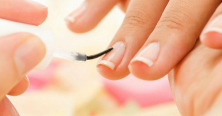 10 erros que provavelmente comete ao pintar as unhas – Observador