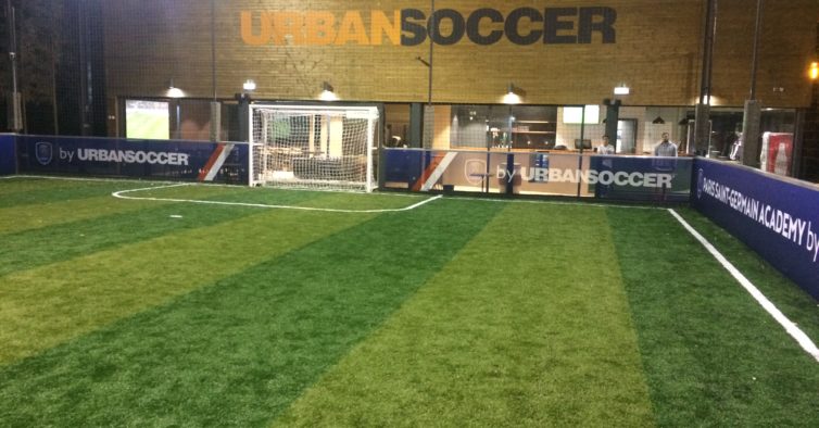 Há um novo espaço de futebol 5 — com uma academia do Paris Saint-Germain Há um novo espaço de futebol 5 — com uma academia do Paris Saint-Germain