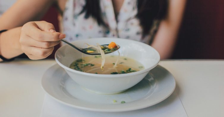 Resultado de imagem para comer sopa