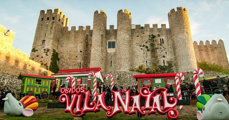 Letreiro Óbidos Vila Natal vermelho e branco, em frene ao Castelo da cidade