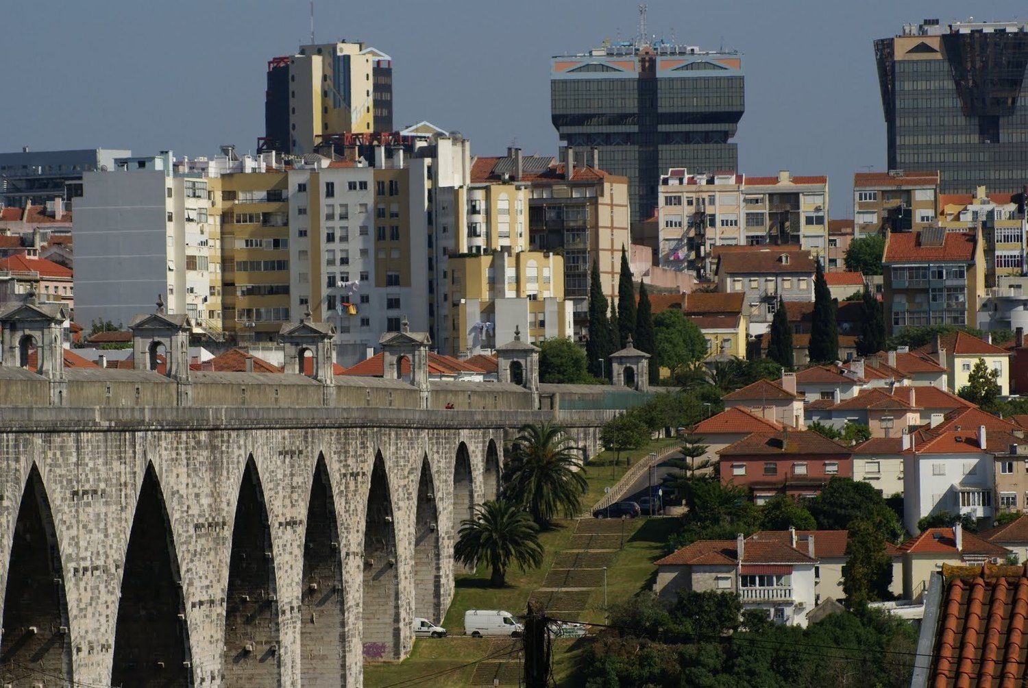 Lisboa. Campolide autoriza condutores a estacionar carros no