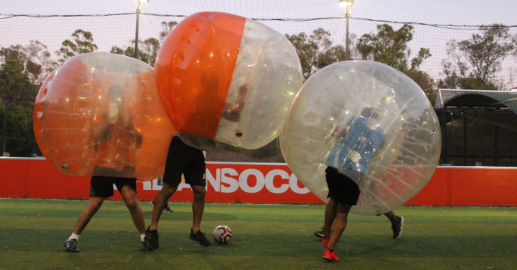 Um jogo onde se deve derrubar o adversário - Bubble Football