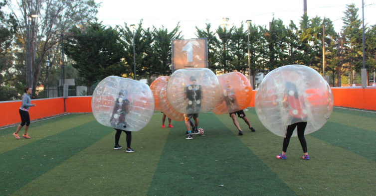 Um jogo onde se deve derrubar o adversário - Bubble Football 