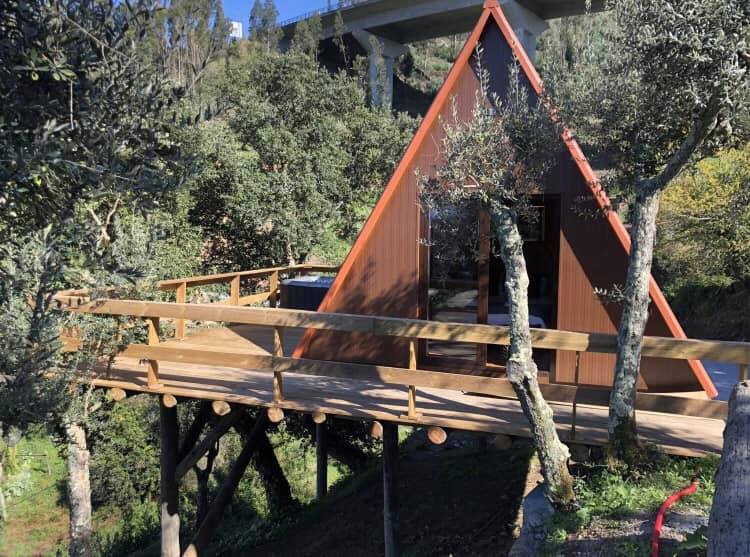 Esta casa na rvore com jacuzzi e vista para o Douro a