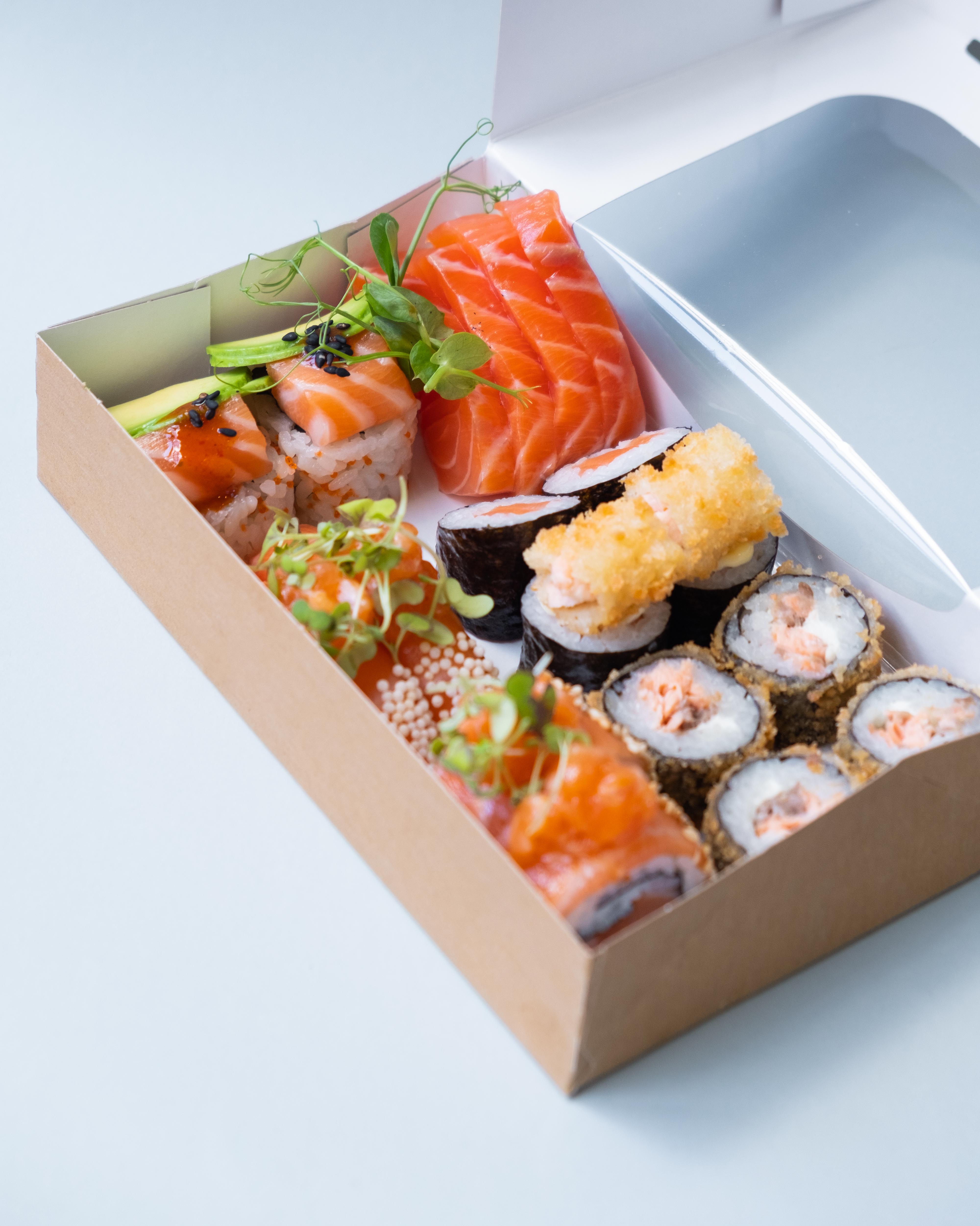 Poke (Pokê); prato criado com base na tradição do tirashi sushi