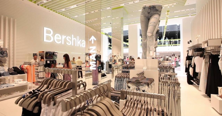 Bershka baixa preço do vestido que mais favorece as clientes. Está a menos de 20€