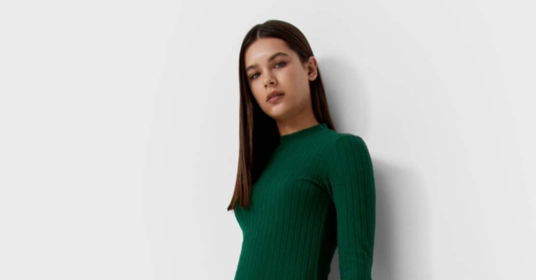 O vistoso vestido preto que é pura sedução já chegou à Zara (e