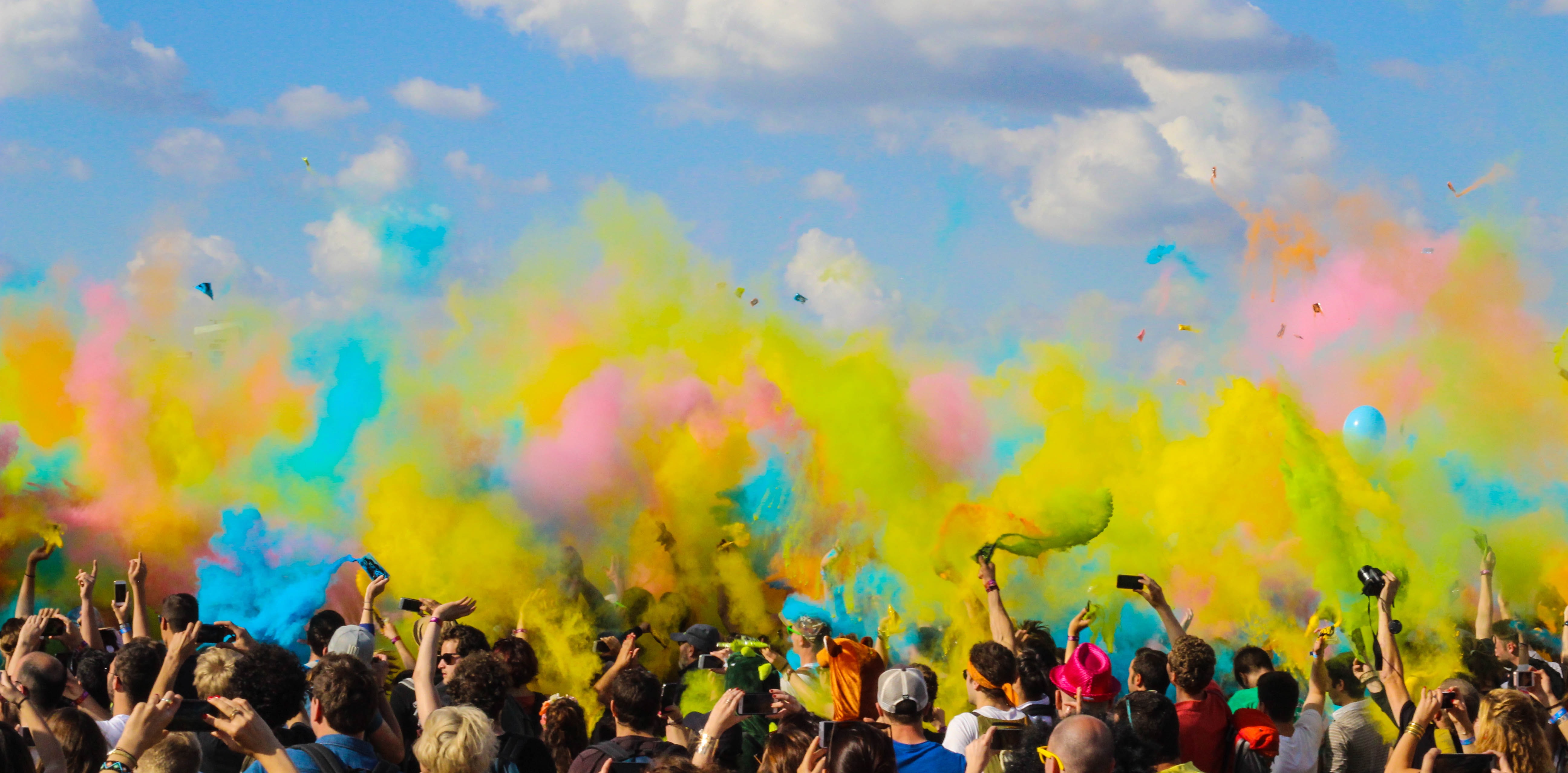 Indianos celebram o Holi, o festival da cor, apesar do coronavírus