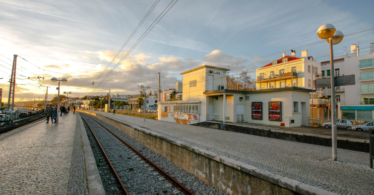 Estação de Algés teve de ser encerrada por causa da chuva — mas já reabriu