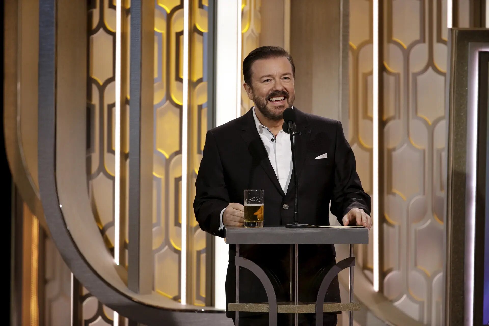 Ricky Gervais estreia na Netflix no Natal de 2023 com Armagedom.