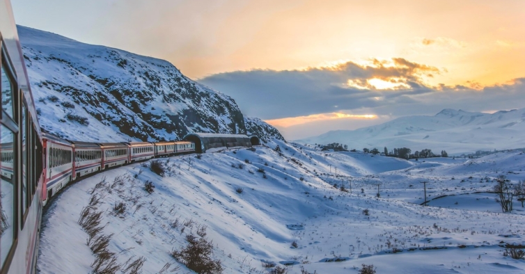 A incrível viagem de comboio que percorre as montanhas cobertas de neve da Turquia