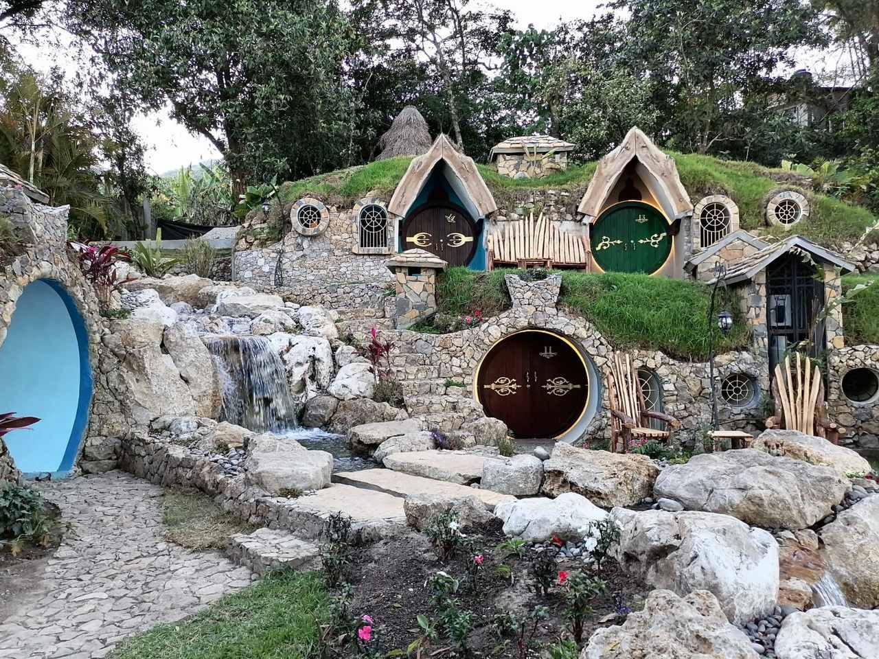 O hotel com casas de hobbit onde pode adormecer a sonhar com “O Senhor dos  Anéis” – NiT