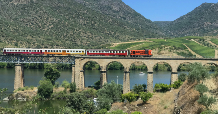 Este passeio especial vai levá-lo a conhecer o Douro de comboio, caminhada e barco