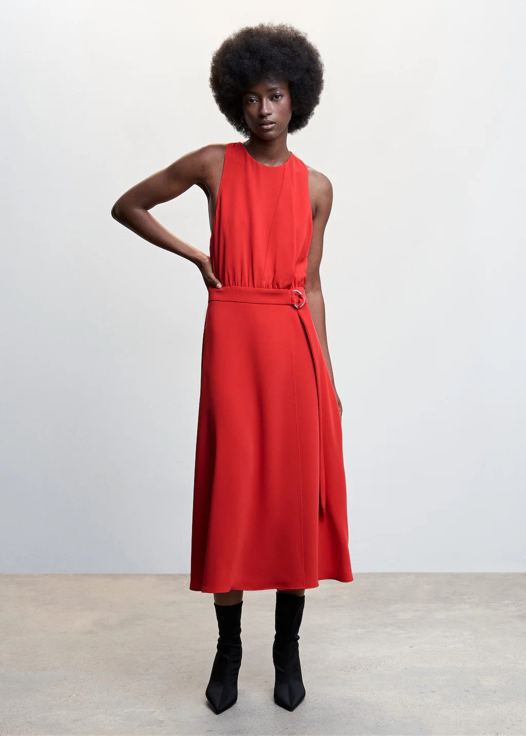 O vestido da H&M que afina qualquer cintura (e nunca passa de moda) está a  15,99€ – NiT