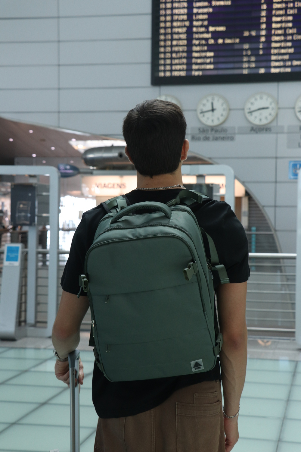 A mochila trendy para as viagens de avião já chegou ao Continente – NiT