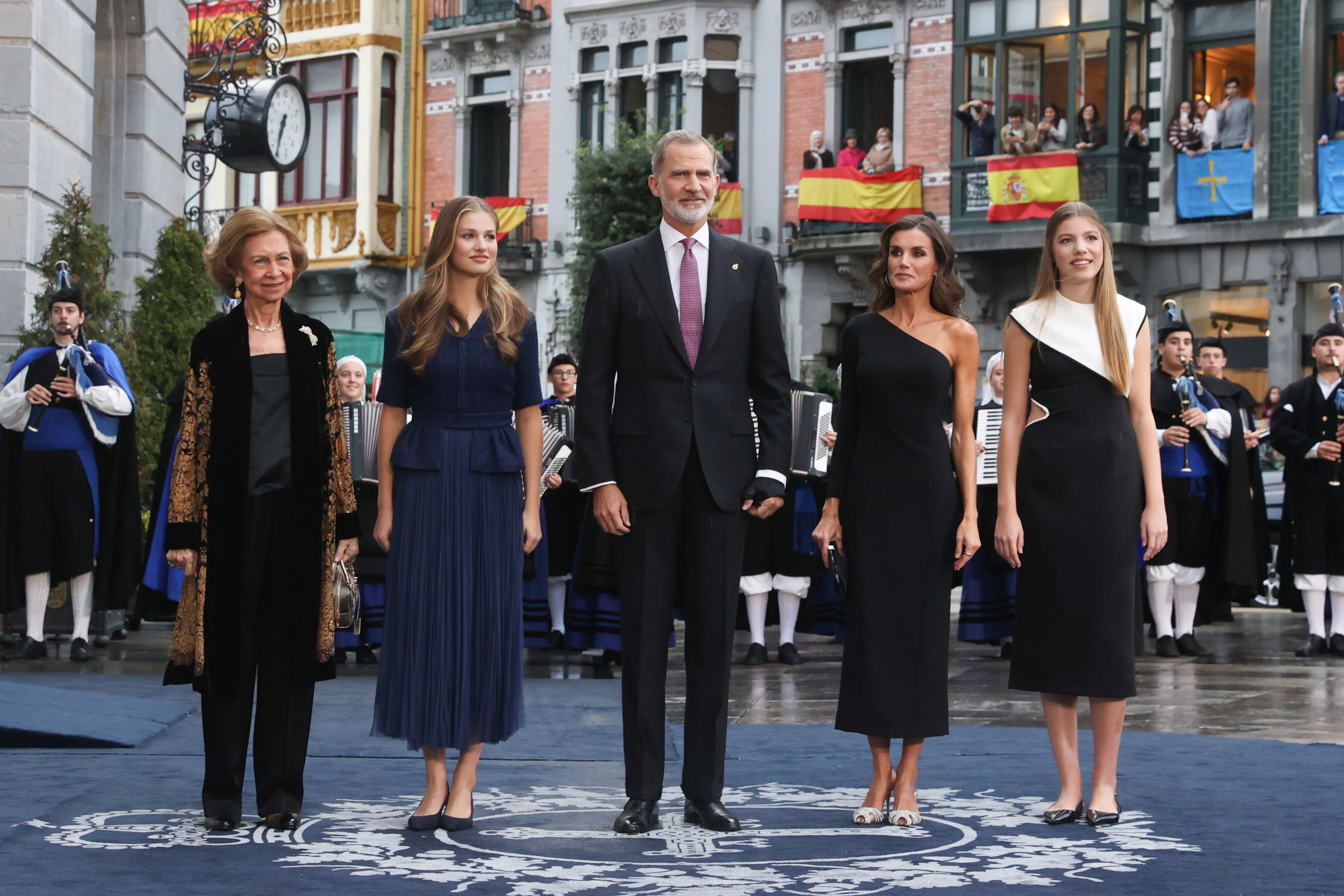 O simbolismo dos vestidos matchy-matchy da Rainha Letizia e da Princesa  Sofia – NiT