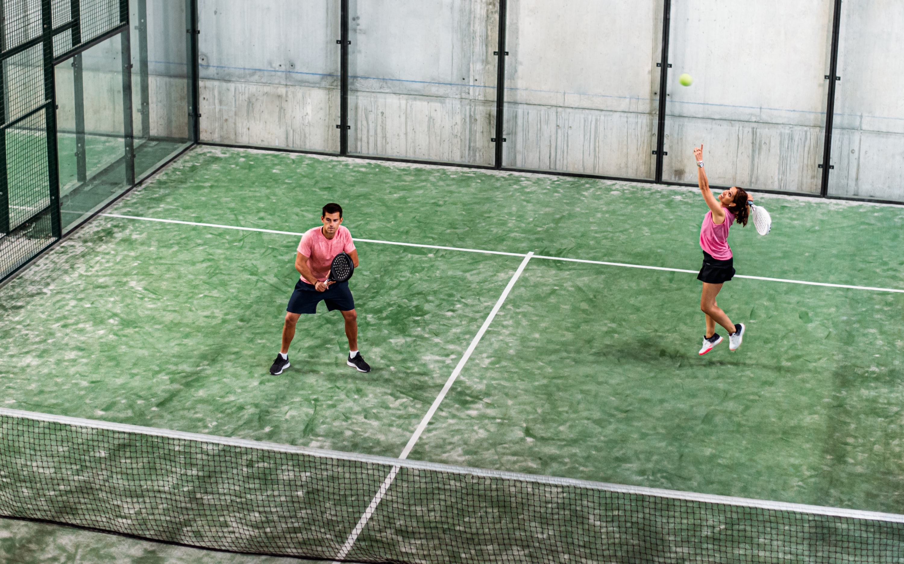 mixed padel match in a padel court indoor – NiT