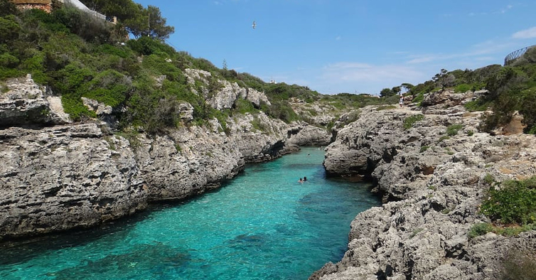 El pueblo de Menorca, parecido a Santorini, se ha cansado de los turistas y ha impuesto restricciones – NiT
