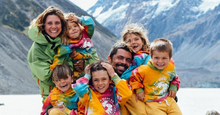 O casal com 5 filhos que anda a viajar pela Oceânia de carro (com um atrelado)