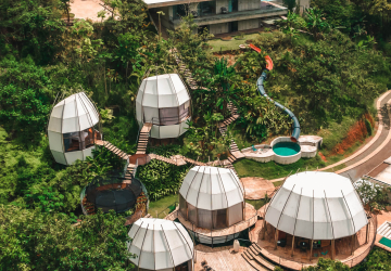 O resort com cabanas em forma de ovo e piscinas infinitas a 300 metros de altura