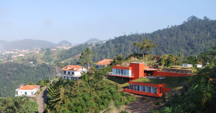 Já pode dormir na casa laranja que parece estar a “baloiçar” numa encosta na Madeira